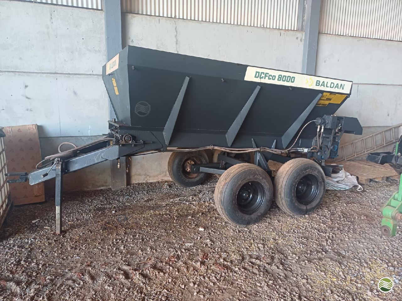 IMPLEMENTOS AGRICOLAS DISTRIBUIDOR CALCÁRIO 8000 Kg Camtrac Máquinas Agrícolas MARIALVA PARANÁ PR